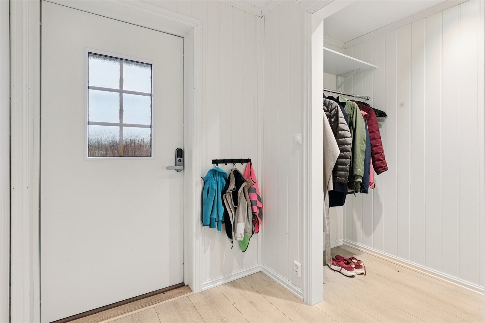 Entréen har plass til oppheng av yttertøy og er et godt bindeledd i boligen. Galleribilde