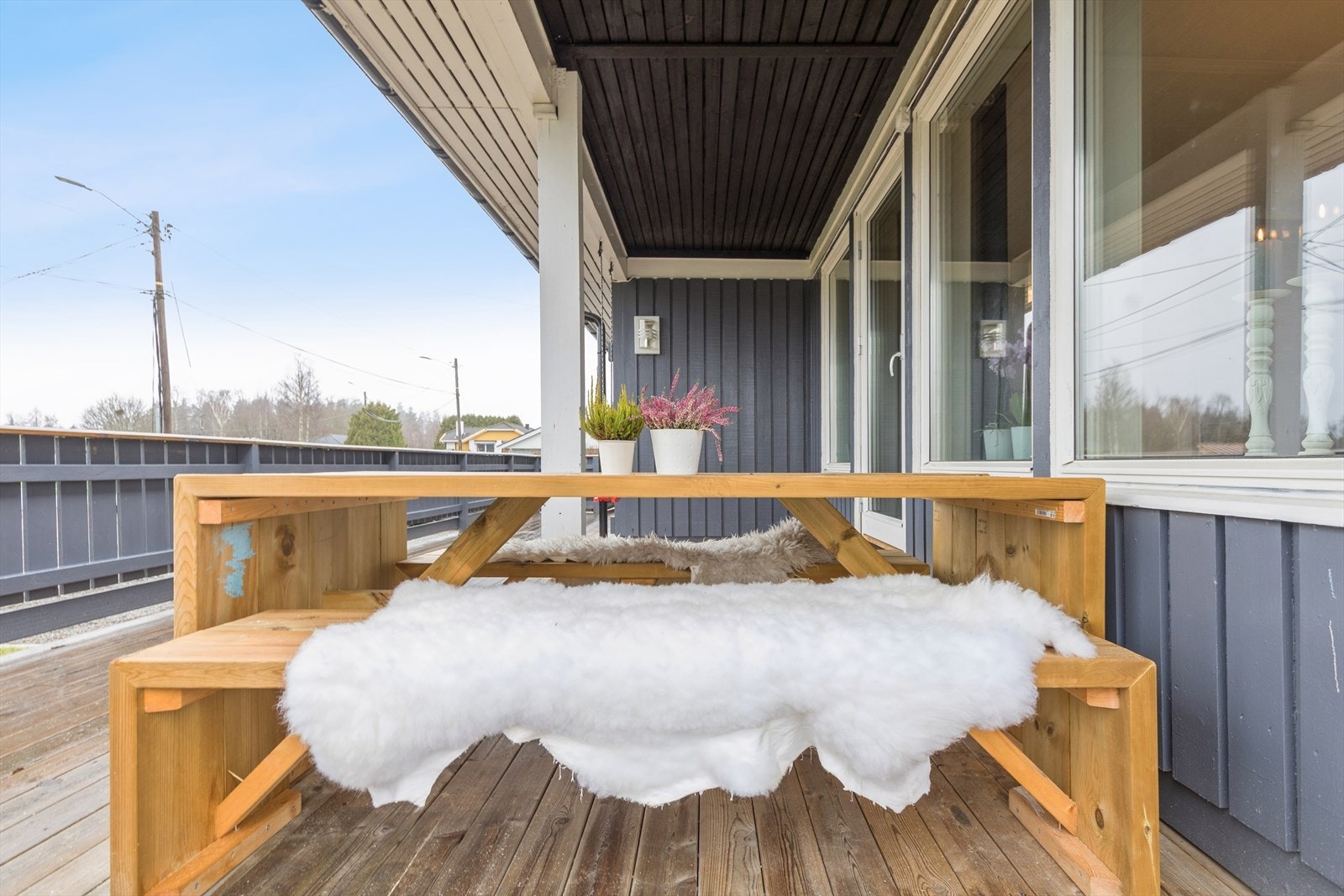 Den romslige terrassen er delvis overbygget og har god plass til en sittegruppe. Galleribilde