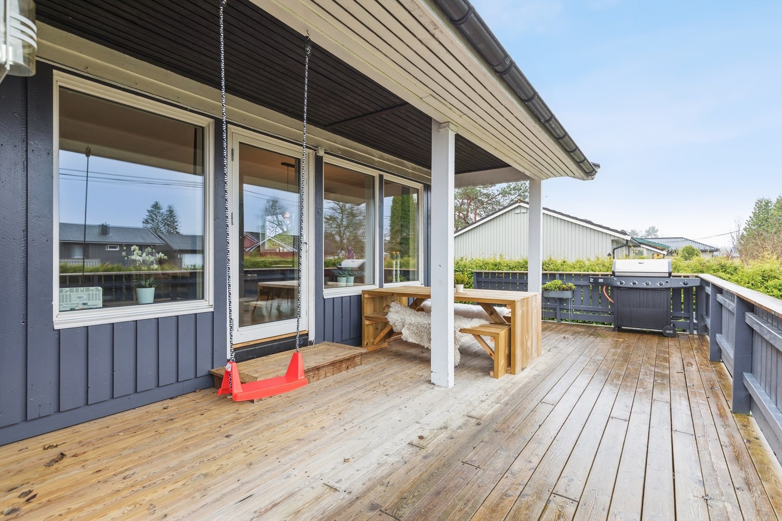 Den store terrassen som strekker seg langs fasaden har adkomst fra stuen. Galleribilde