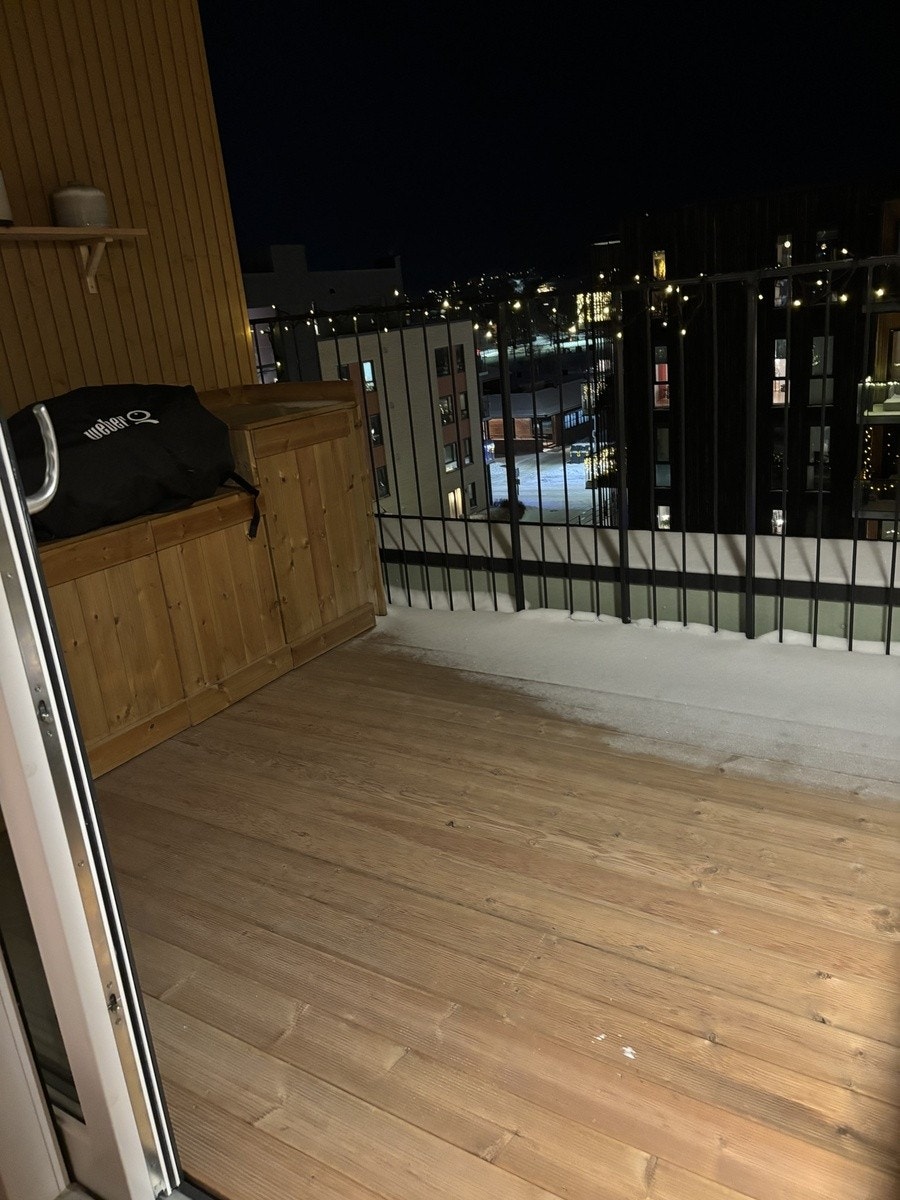 Balkong med utekjøkken og grill Galleribilde