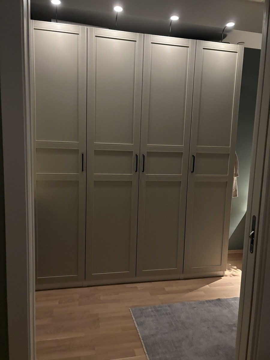 Soverom med garderobe Galleribilde