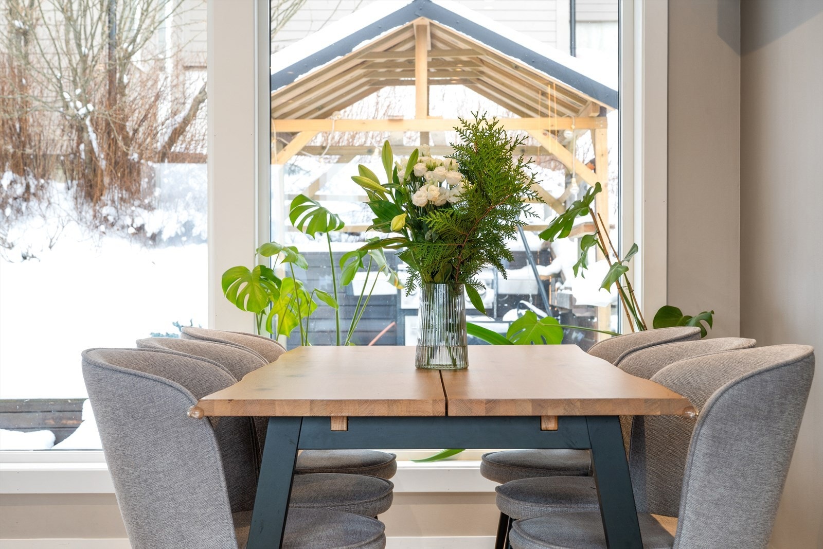 Med utgang fra spisestuen er det en herlig vestvendt terrasse på 30 kvm. Galleribilde