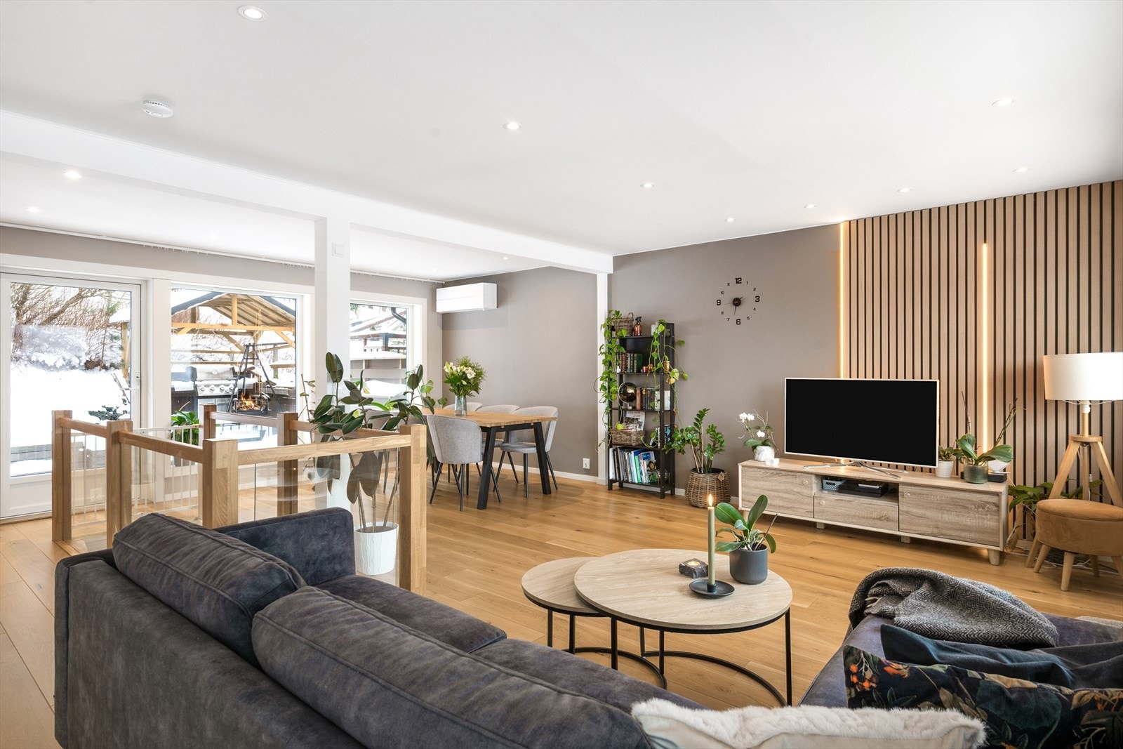 Stuen/spisestuen har har rikelig med vindusflater som slipper inn masse naturlig lys. Galleribilde