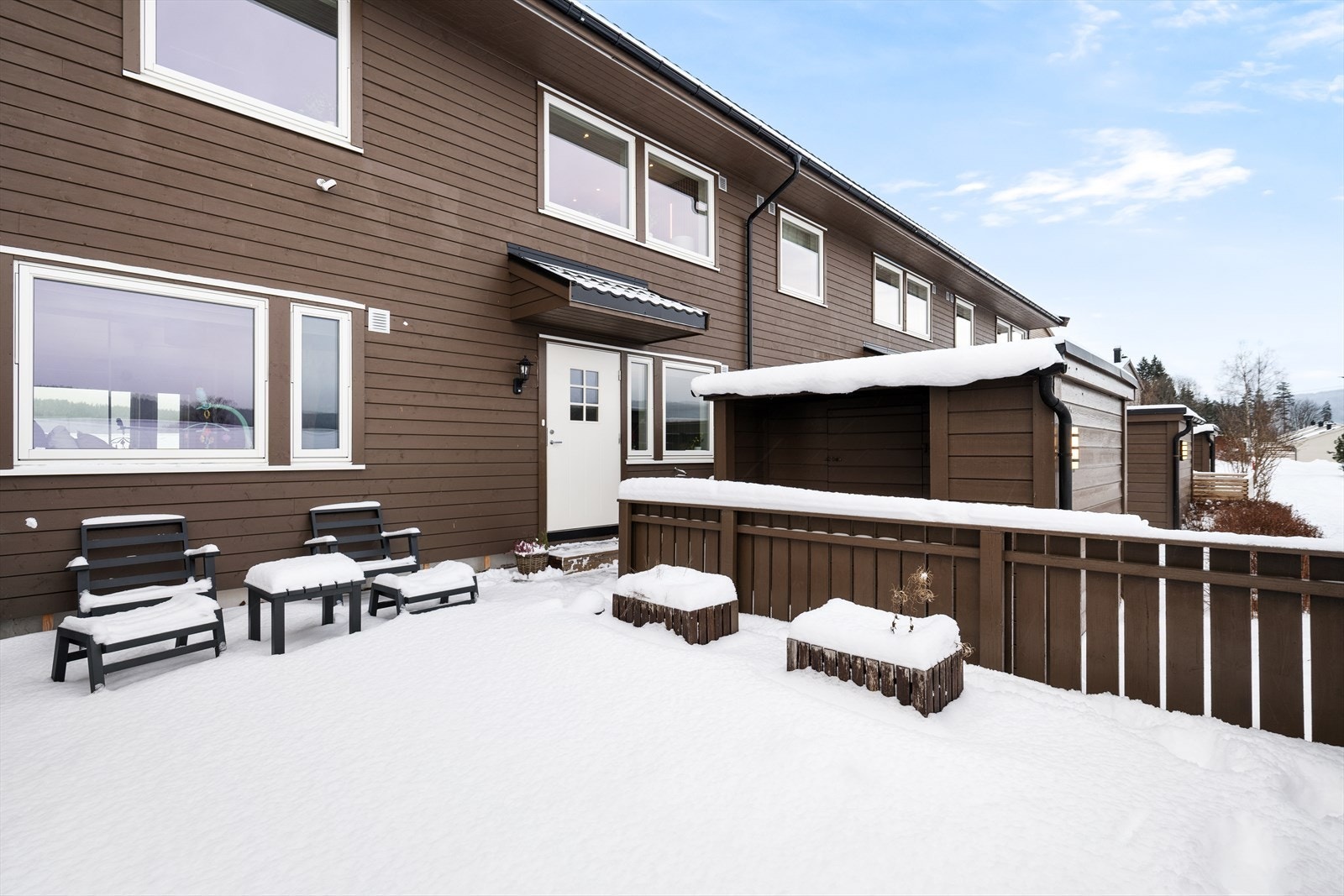 Rekkehuset har attraktiv beliggenhet i feltet med kort vei til tilhørende garasjeplass. Galleribilde