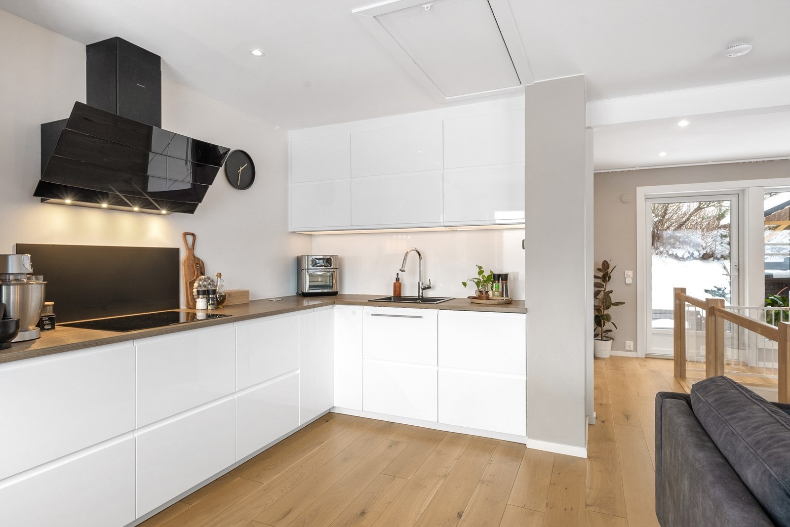 Kjøkkenet er fra 2019 med lyse slette fronter, godt med oppbevaring og god benkeplass. Galleribilde