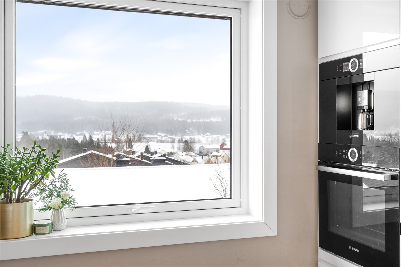 Utsikt fra kjøkkenvindu - ekstra fin på solfylte klarværsdager! Galleribilde