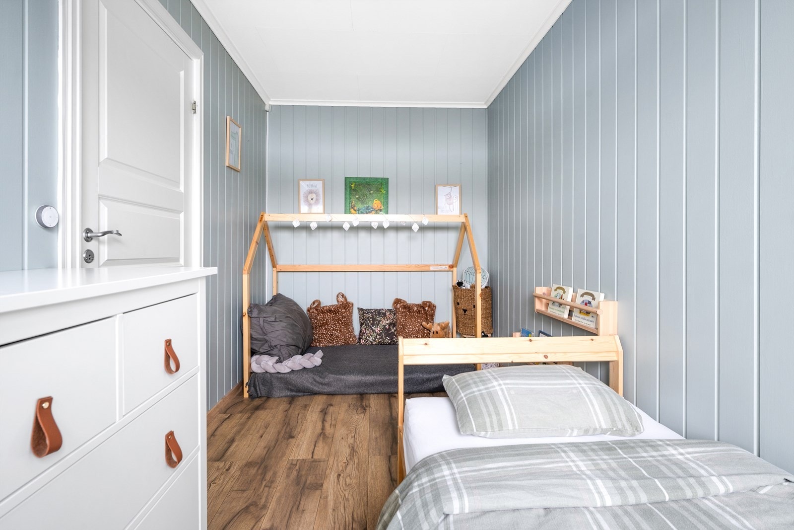 Det 2. soverommet i 1. etasje ligger praktisk til rett ovenfor hovedsoverommet, og passer perfekt som barnerom. Galleribilde