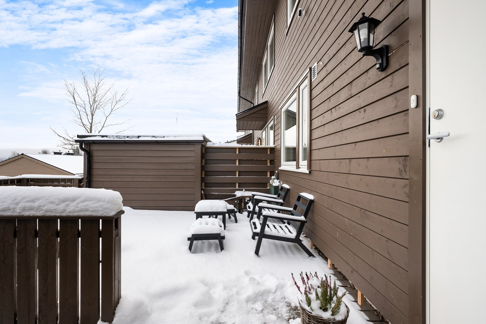 Det er i tillegg en platting ved inngangen som er på hele 29 kvm. Her kan du nyte en kaffekopp i morgensolen. Galleribilde