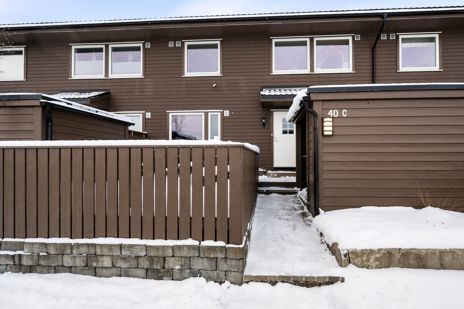 Pent og påkostet rekkehus med moderne løsninger. Boligen strekker seg over 2 plan og har fine uteområder. Galleribilde