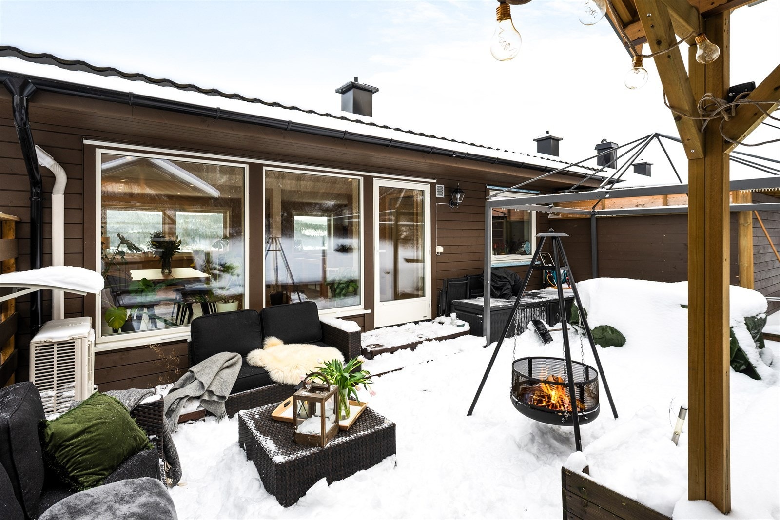 Det er levegger på begge sider, noe som gjør at terrassen oppleves som usjenert og privat. Galleribilde