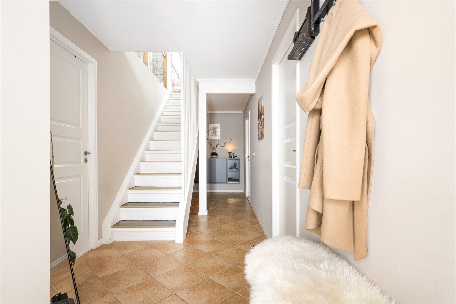 Boligens entré er praktisk flislagt med varme i gulvet, og god plass til garderobeløsning. Galleribilde