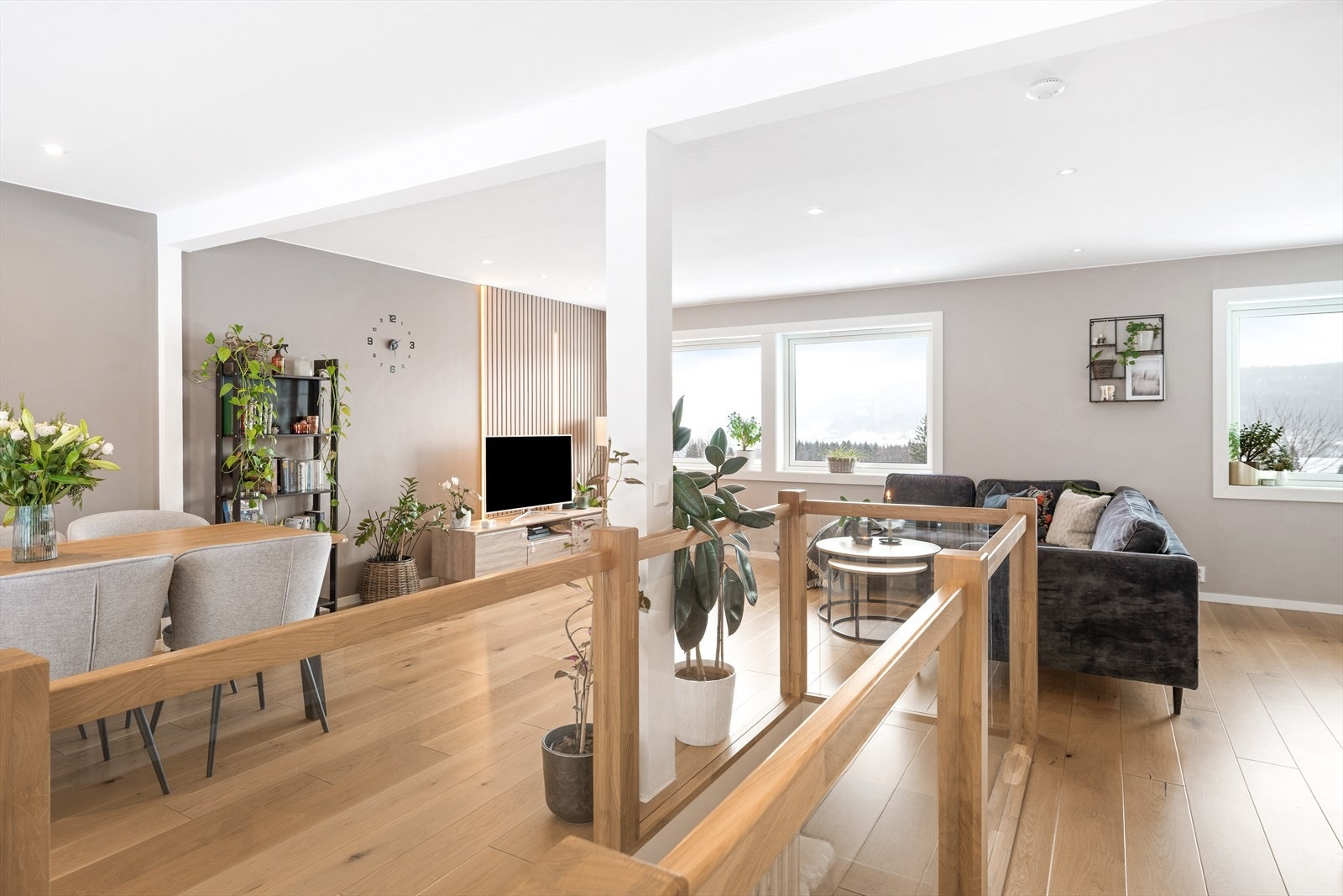 Velkommen opp i 2. etasje! Her møtes du av et moderne og stilrent interiør med gjennomtenkte fargevalg, glatte vegger og elegant parkettgulv som skaper en lun og harmonisk atmosfære. Galleribilde