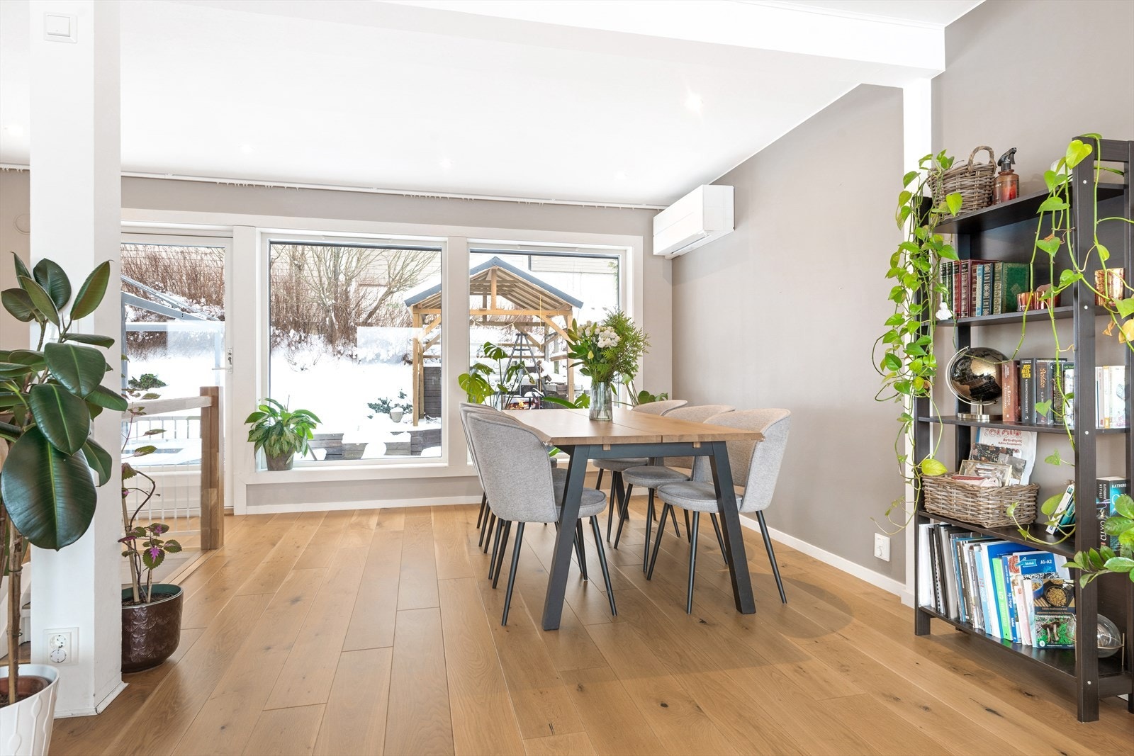 Naturlig plass til spisestue hvor man kan samle hele familien. Galleribilde