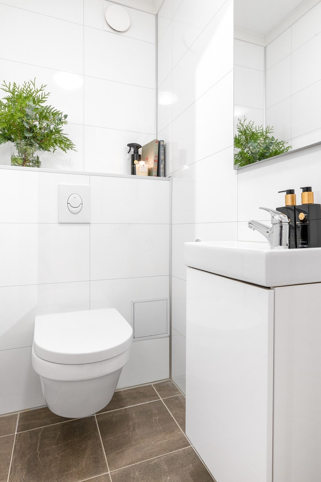 Separat toalettrom rett vedsiden av badet. Innredet med vegghengt toalett og servant. Galleribilde