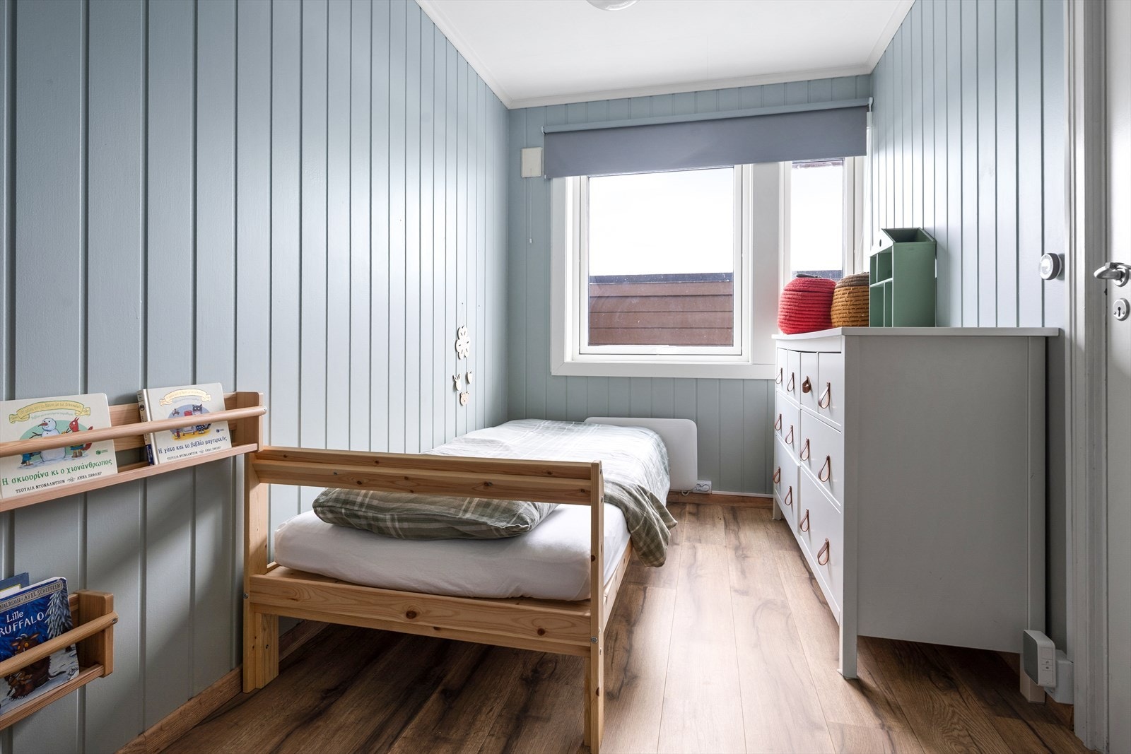 Her har du god plass til både seng og garderobeløsning. Galleribilde