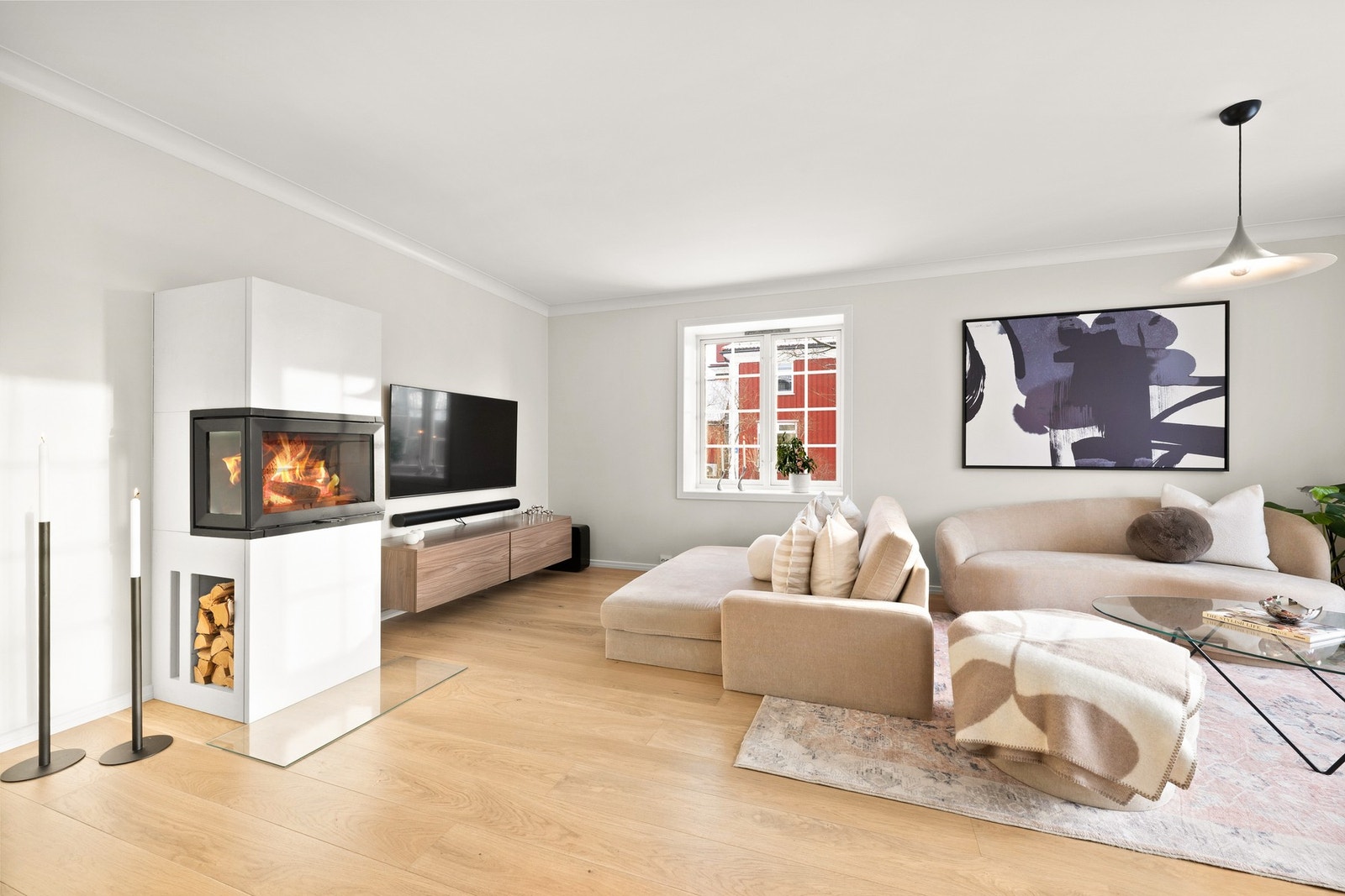 Lys og åpen stue med flere soner som gir gode møbleringsmuligheter. Galleribilde