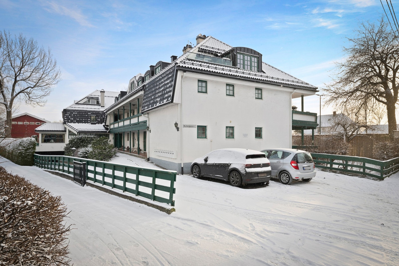 Leiligheten ligger i et ettertraktet og meget barnevennlig boligområde mellom Heggeli og Smestad i Oslo, med nærhet til skoler, barnehager, offentlig kommunikasjon, samt et rikt utvalg av fasiliteter og servicetilbud. Galleribilde