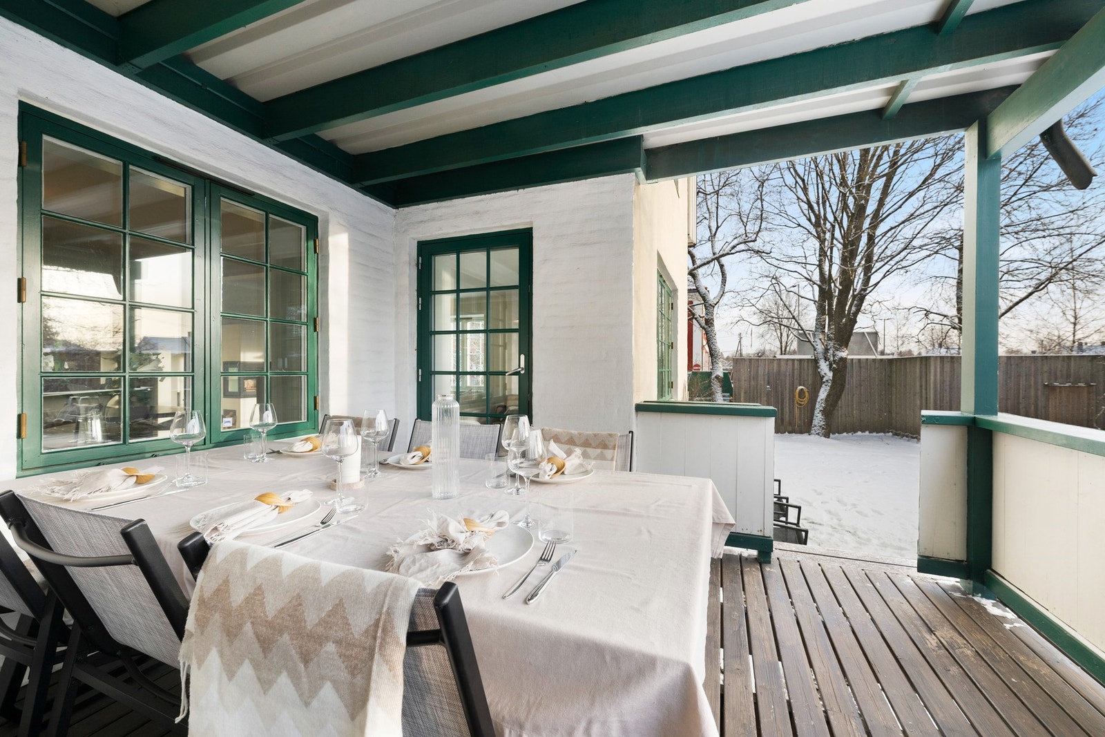 Trappefri adkomst til boligen.
Stor privat markterrasse med utgang til felles hage. Galleribilde