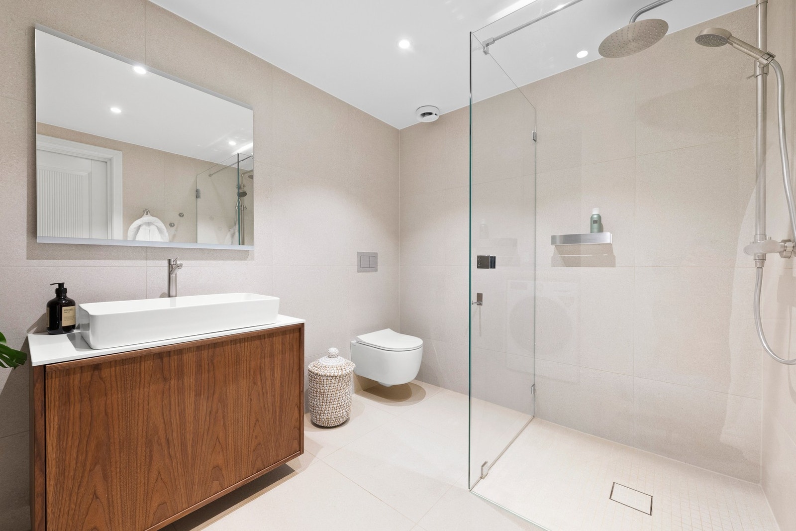 Delikat bad pusset opp i 2022 med gjennomtenkte detaljer og elegante beige fliser. Galleribilde