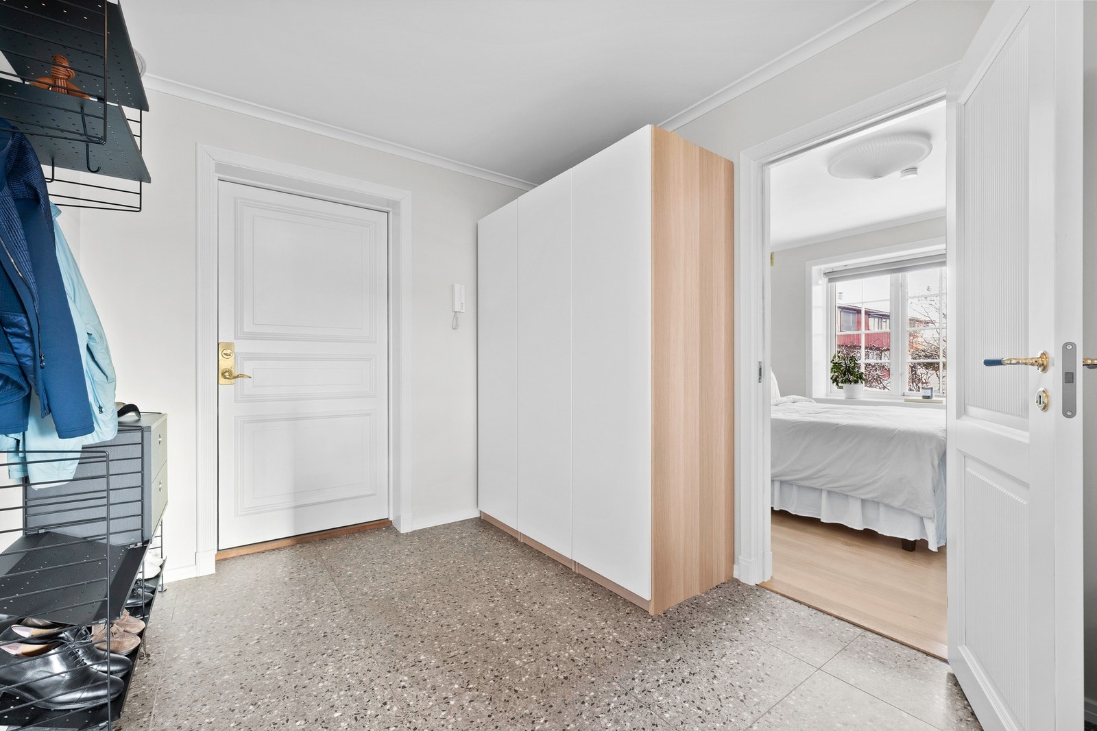 Innredet med stort garderobeskap hvor det er godt med oppbevaringsplass. Galleribilde