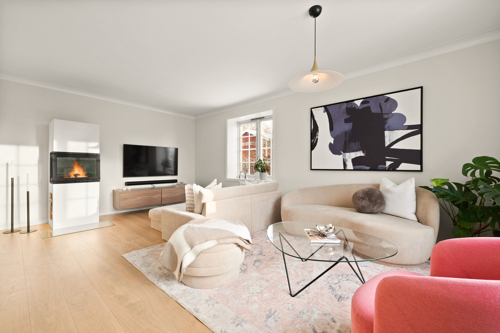 Rommet gir god plass til sofa, multimedia og tilhørende møblement. Galleribilde