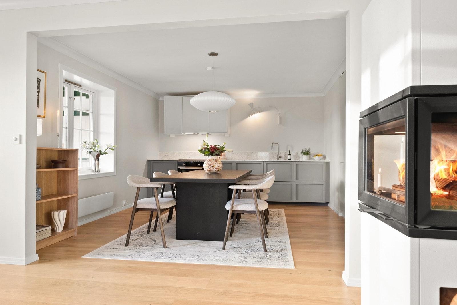 Lekker peis som gir godt med varme og skaper en hyggelig atmosfære i rommet. Galleribilde