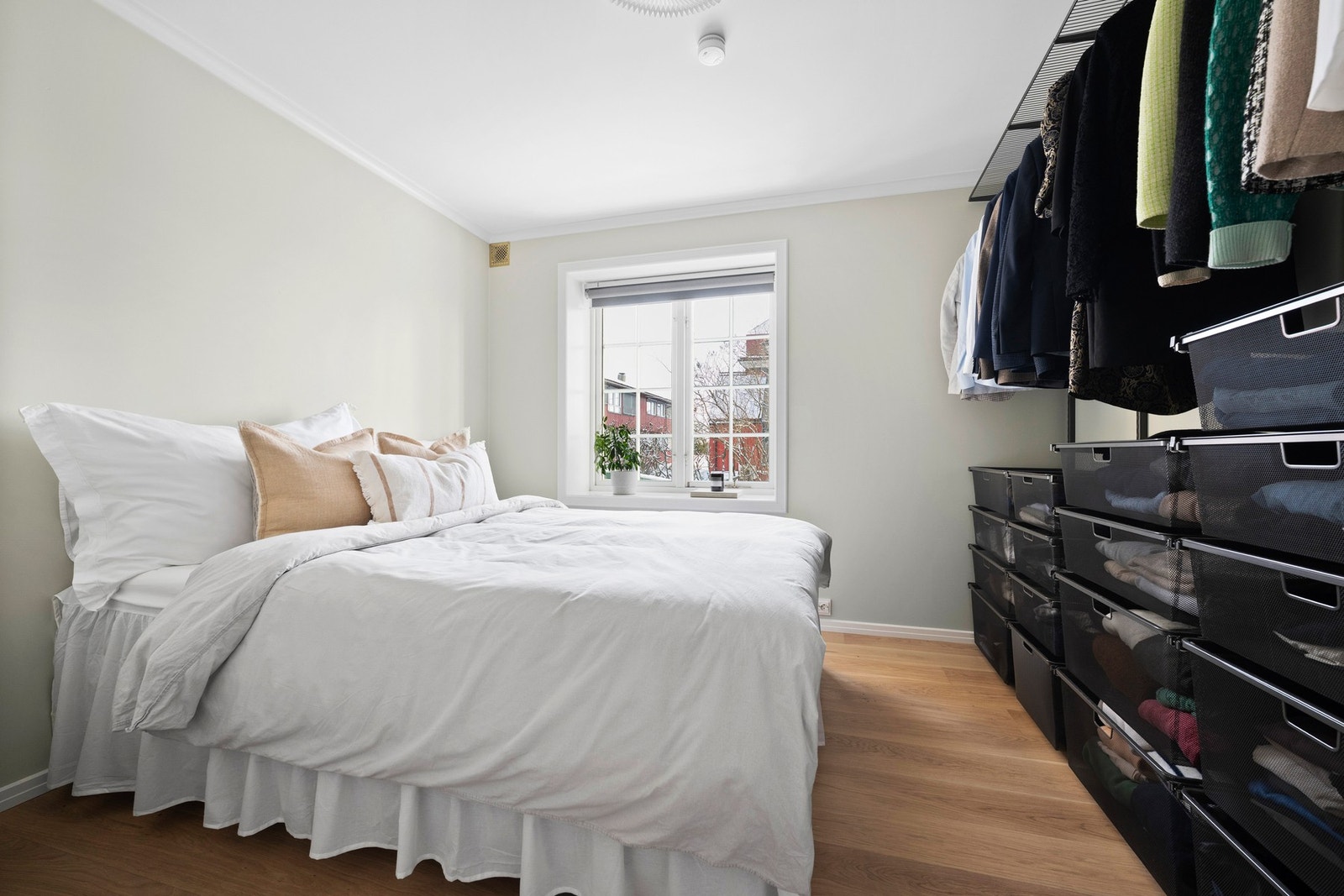 Stort soverom med god plass til garderobe. Galleribilde