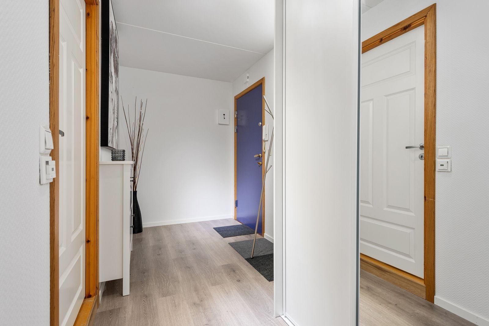 Romslig entré med stor skyvedørsgarderobe Galleribilde