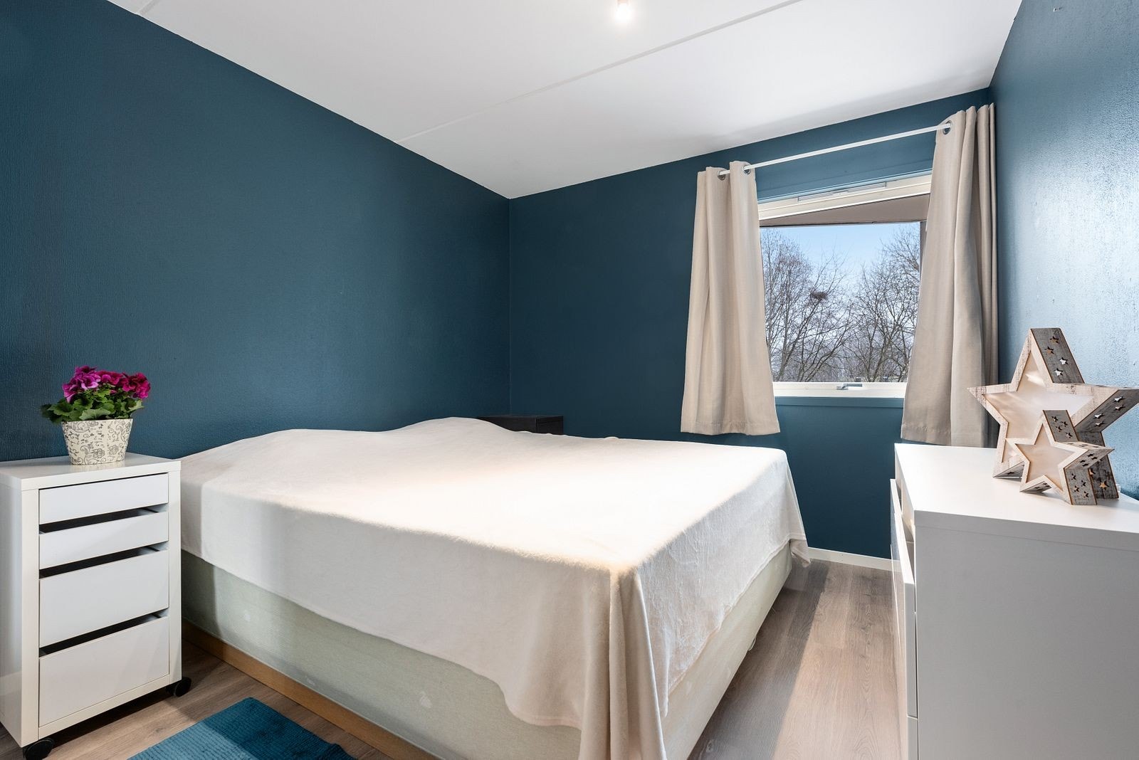 Romslig soverom med stor skyvedørsgarderobe Galleribilde