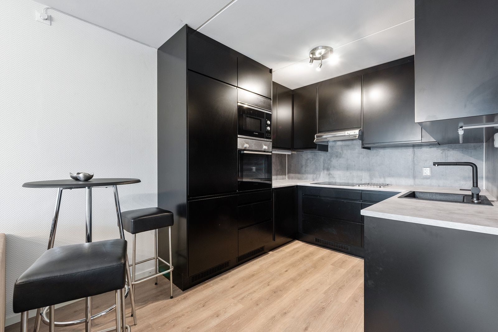 Smakfullt kjøkken med integrerte hvitevarer. Galleribilde