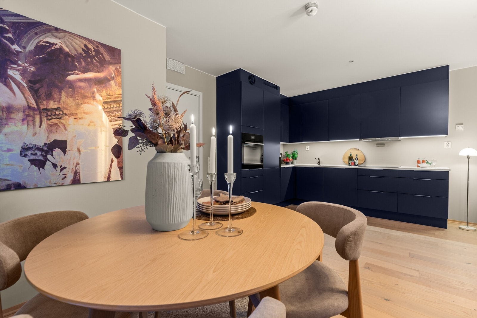 Spiseplass i tilknytning til kjøkken. Galleribilde