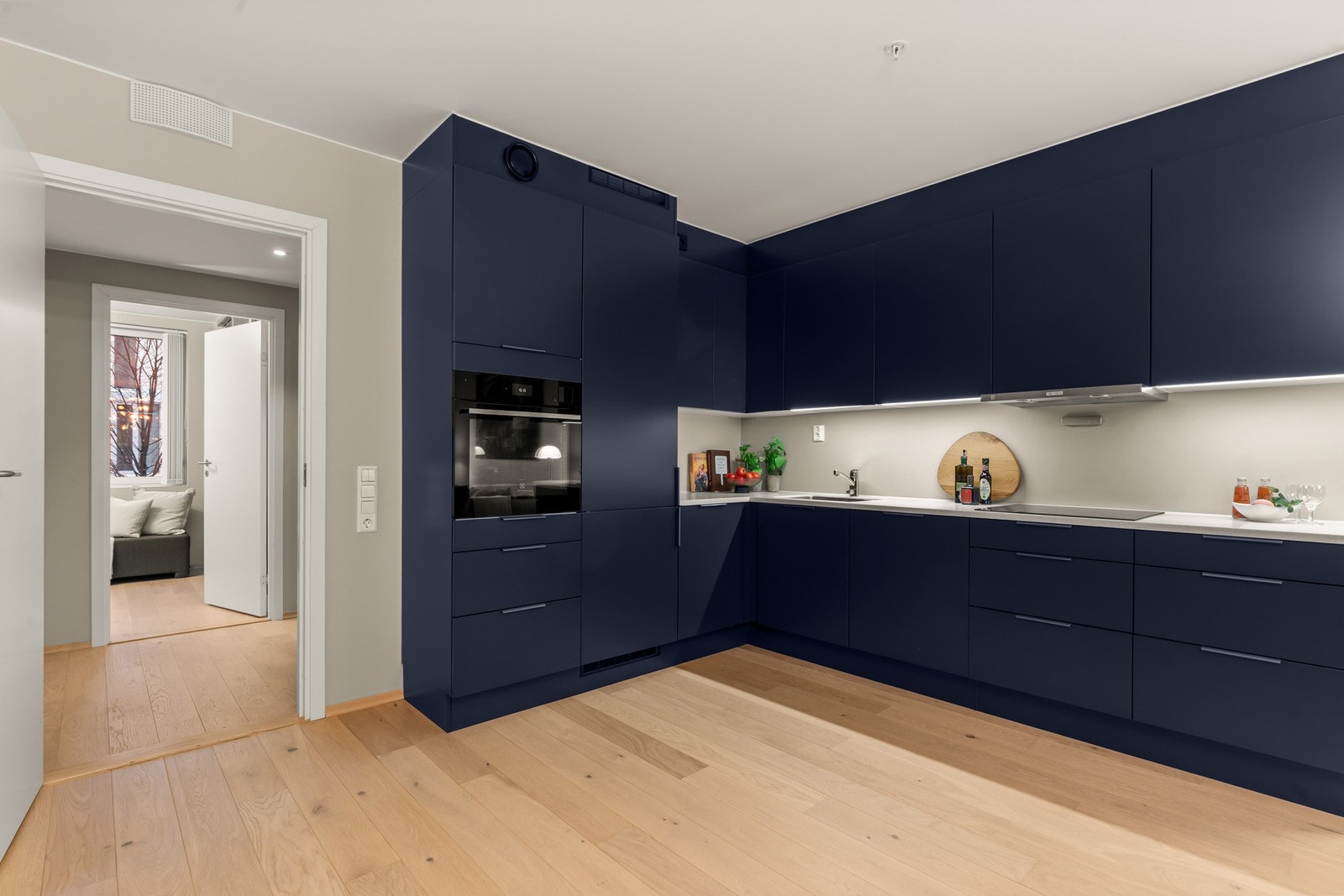 Kjøkkenet har integrerte hvitevarer. Galleribilde