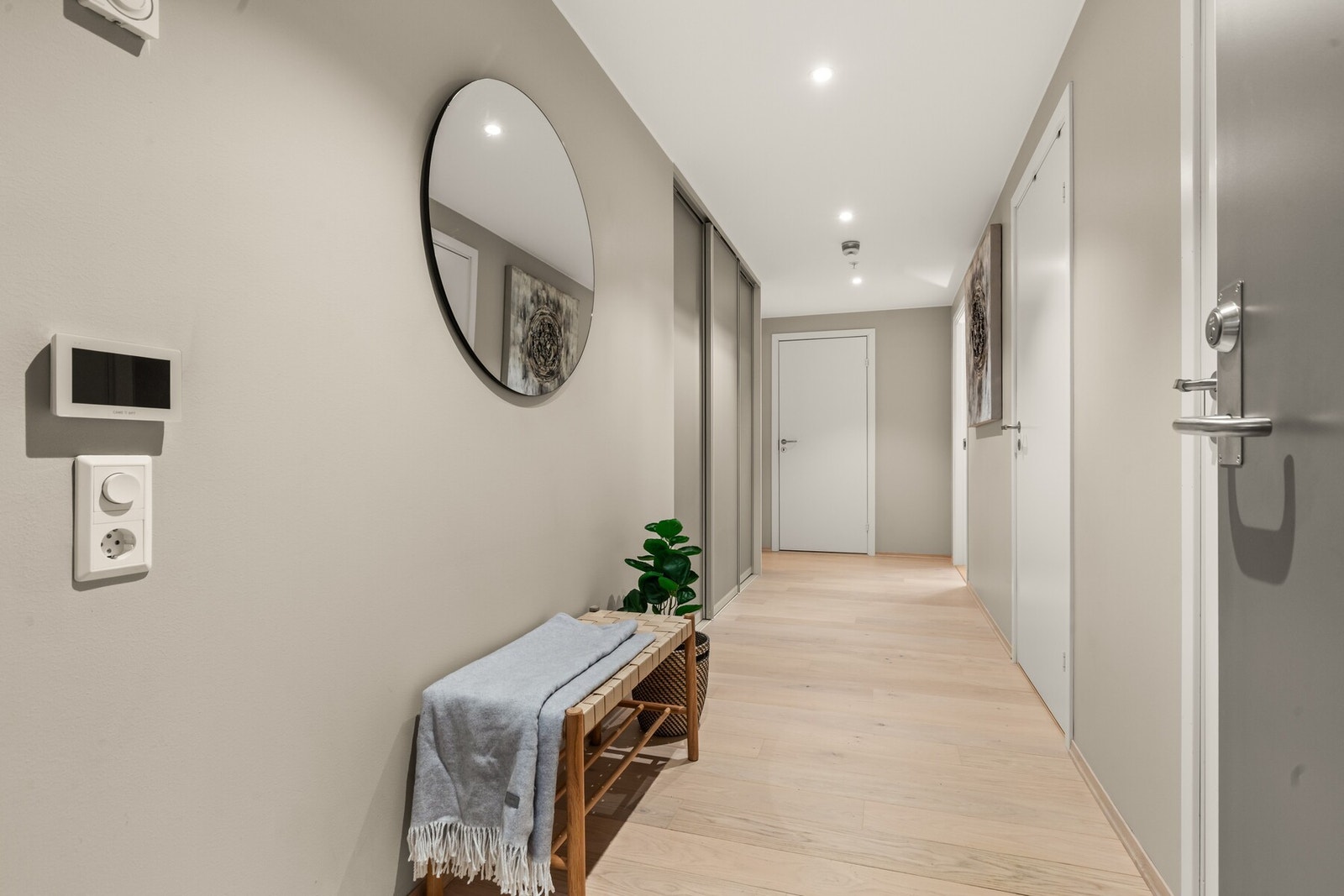 Entré med plass til jakkeoppheng og sko. Adkomst til intern bod/teknisk rom for ytterligere oppbevaringsplass. Galleribilde