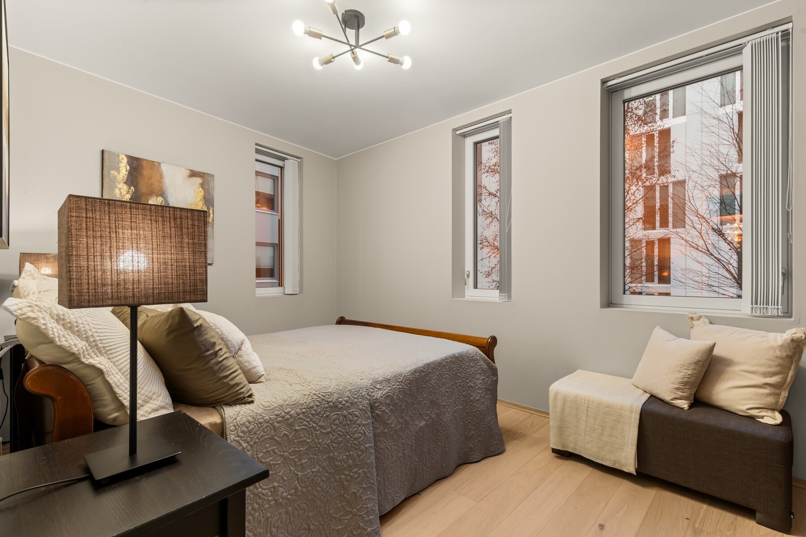 Hovedsoverom med god plass til dobbeltseng. Rommet vender ut mot stille gårdsrom. Galleribilde