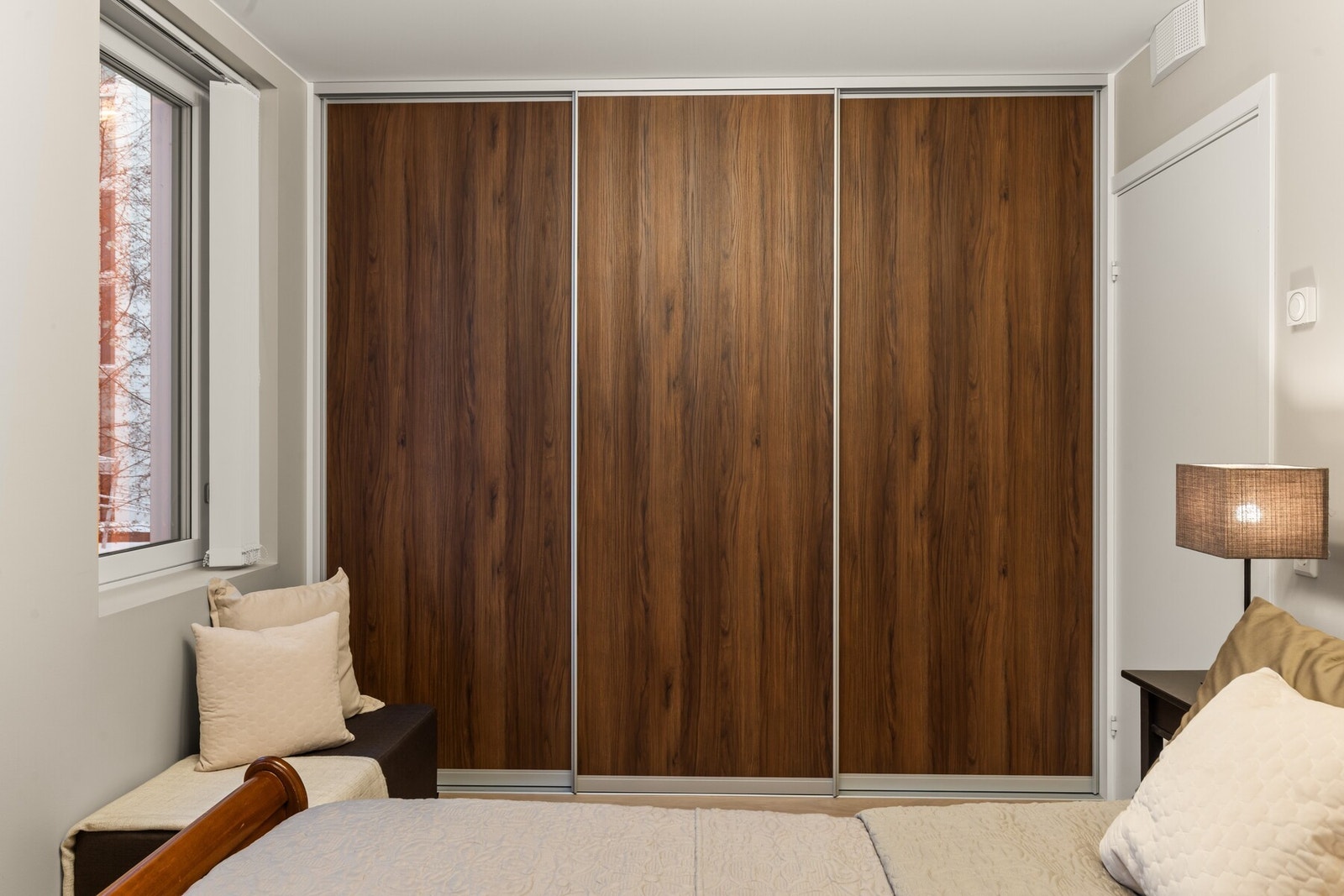 Takhøy skyvedørsgarderobe med god kapasitet. Galleribilde