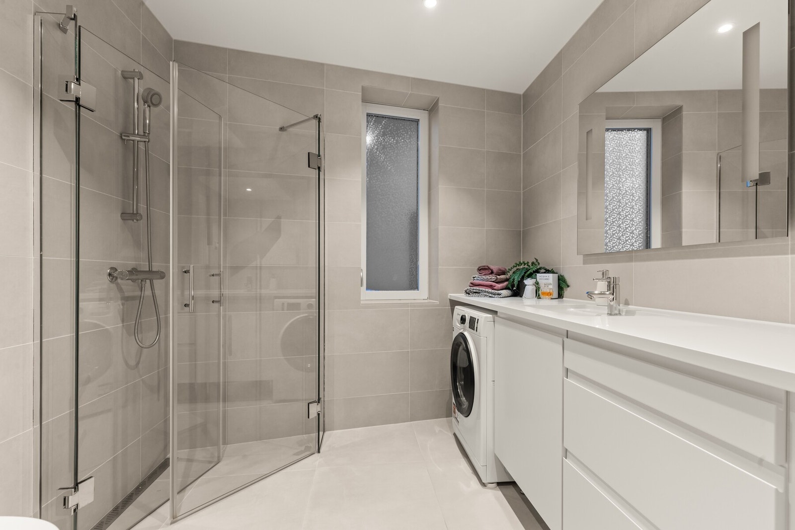 Lekkert baderom med dusj, wc og servant. Galleribilde