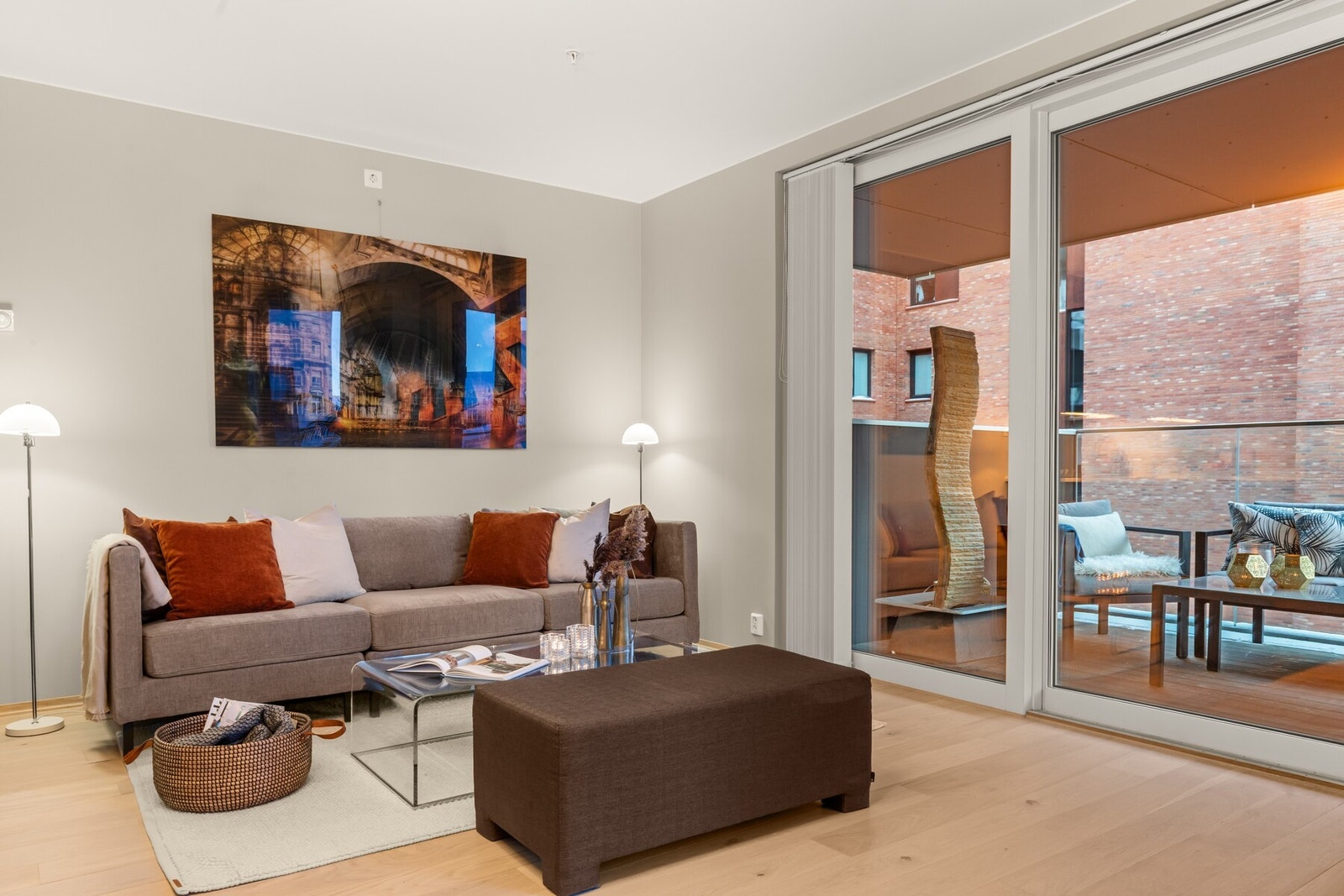 Praktisk skyvedør med glass fra gulv til tak for adkomst til balkong. Galleribilde