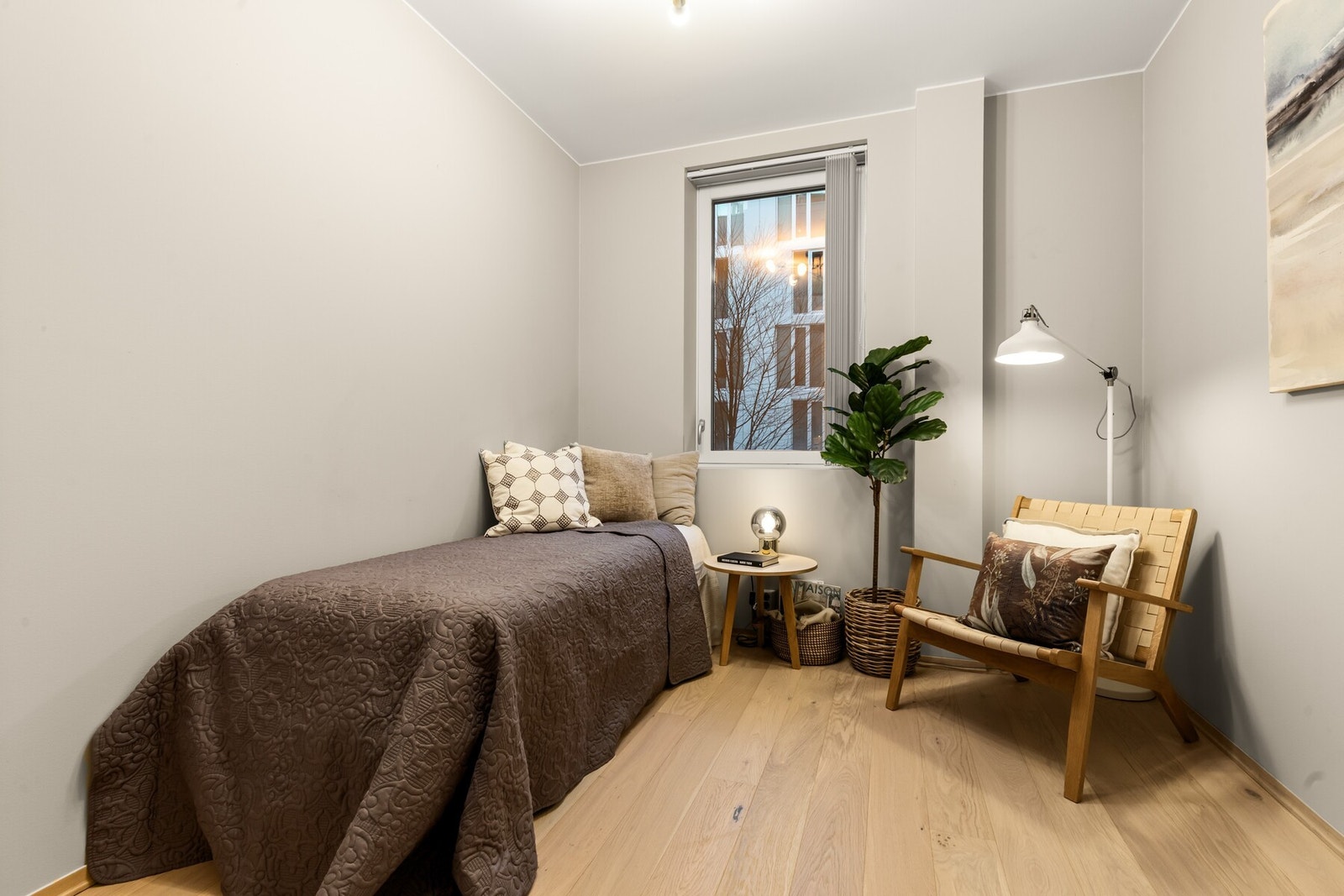 Soverom 2 med plass til seng og møbler. Rommet kan fint benyttes som barnerom, gjesterom eller kontor. Galleribilde