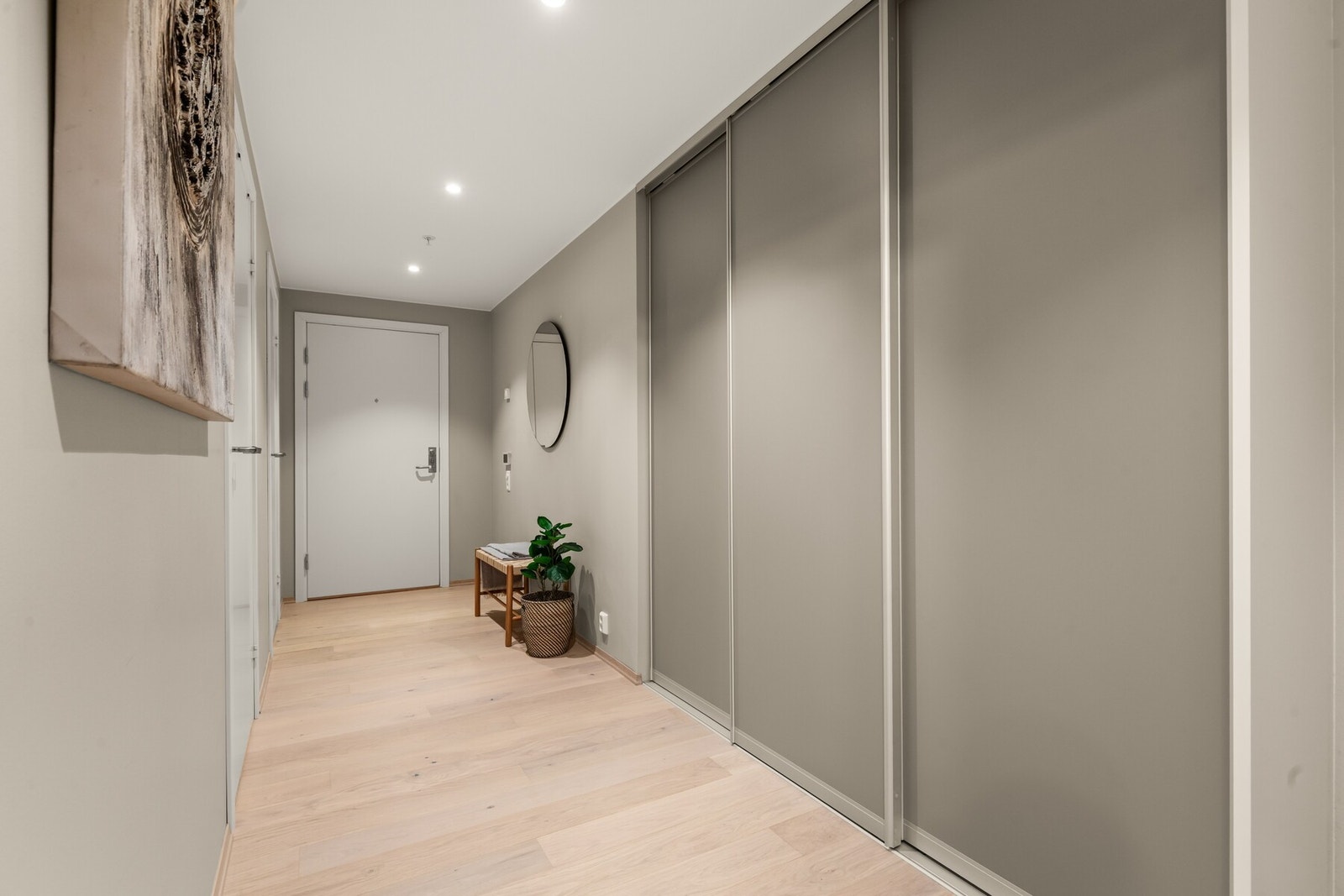 Skyvedørsgarderobe i entreen. Galleribilde