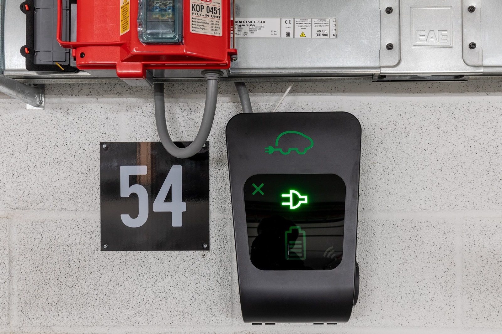 Garasjeplassen har lader for elbil. Galleribilde