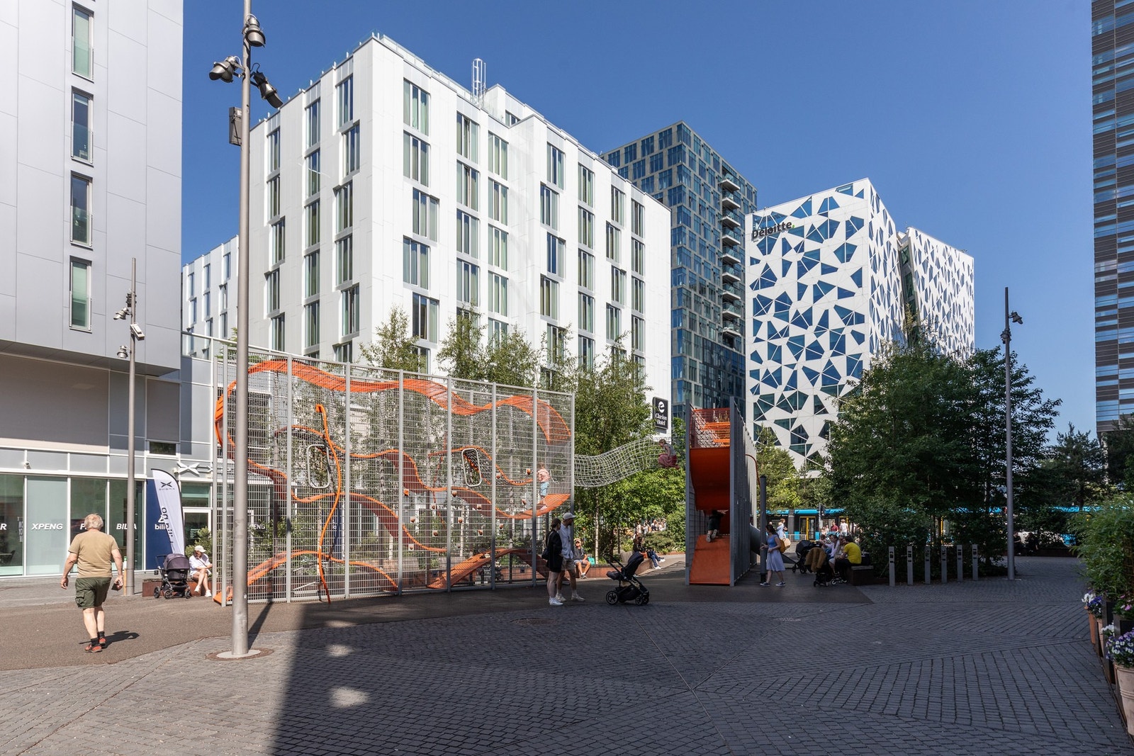 Aud Blegen Svindlands plass, rett utenfor døren med det velkjente hamsterhjulet. Galleribilde