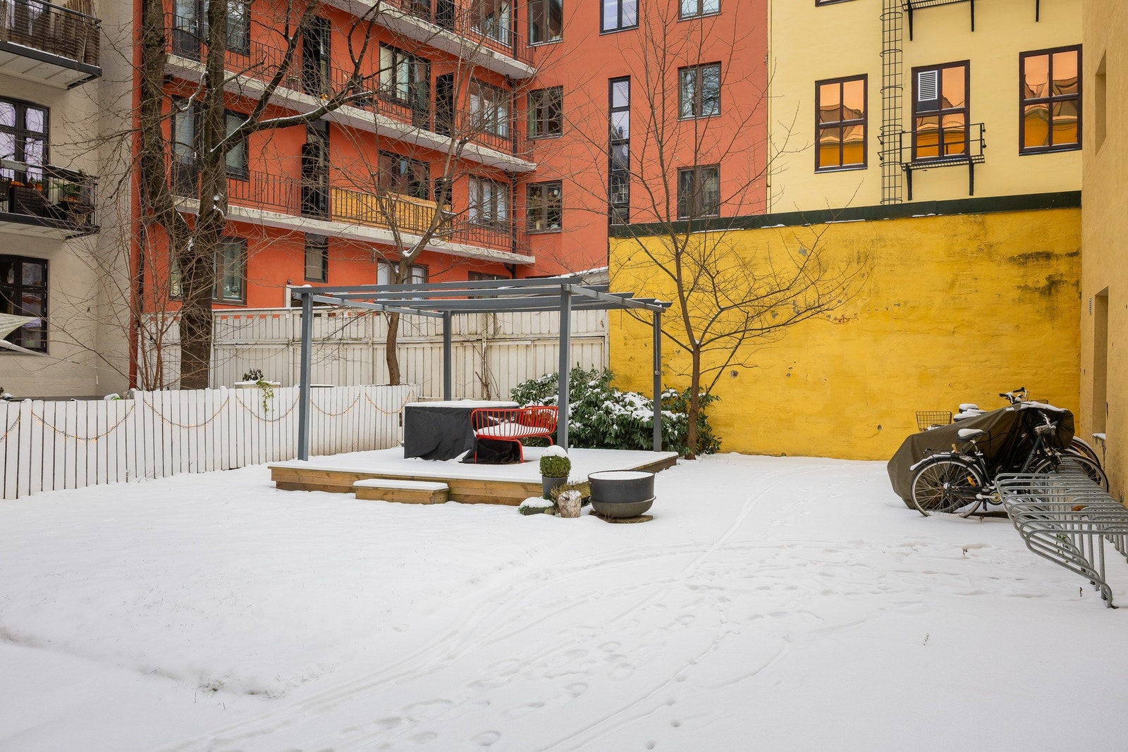 Borettslaget fremstår veldrevet, med hyggelig naboskap og felles utearealer som benyttes til både grilling og sosiale sammenkomster. Galleribilde