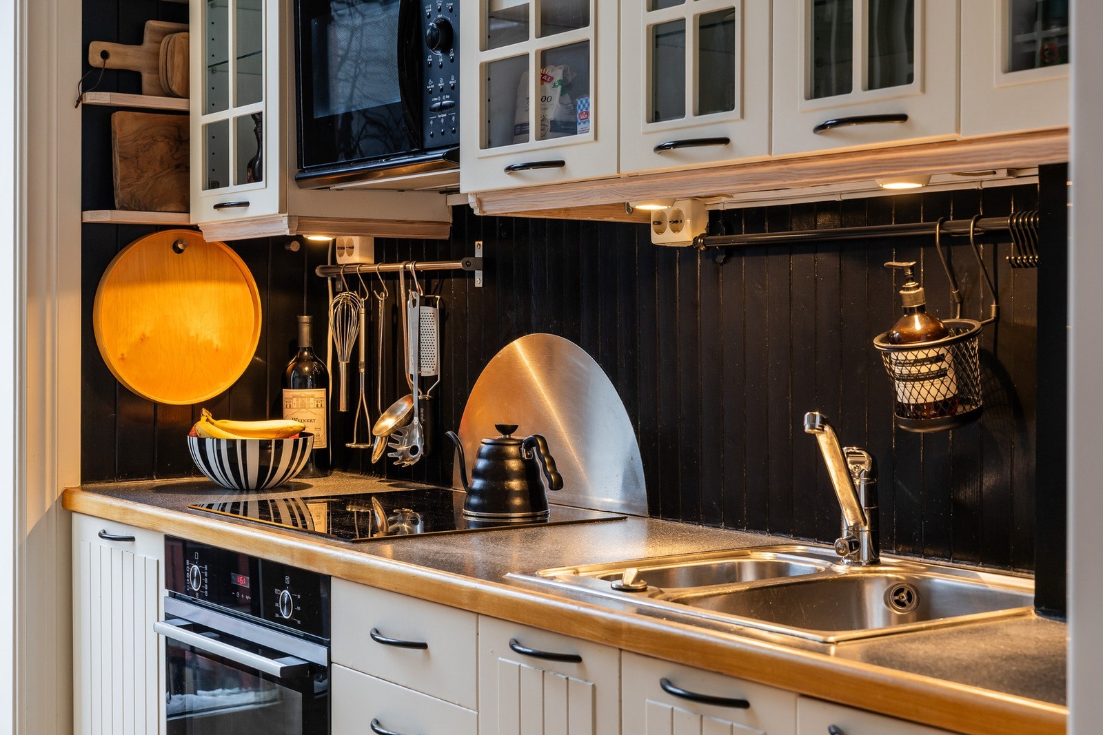 Induksjon koketopp og innebygget stekeovn. Frittststående kjøleskap. Integrert oppvaskmaskin. Galleribilde