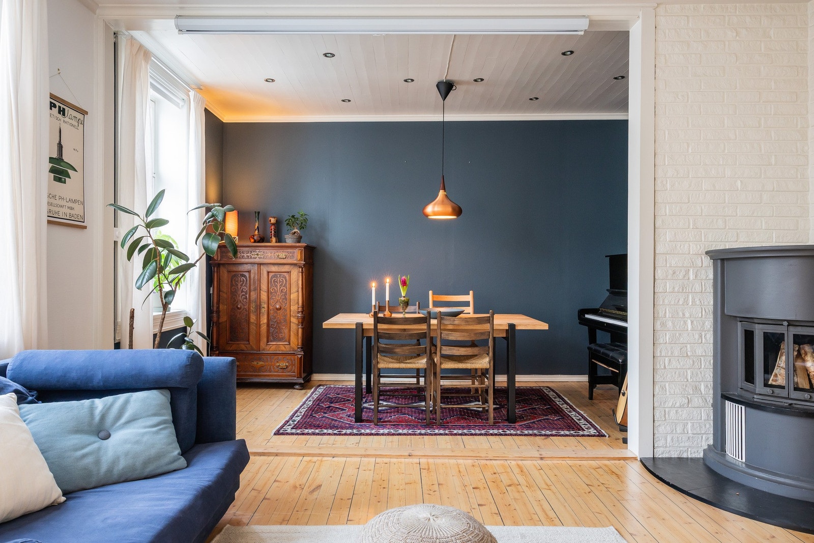 Stuen har god takhøyde, store vindusflater og peis som gir en lun og hyggelig atmosfære på vinterstid. Galleribilde