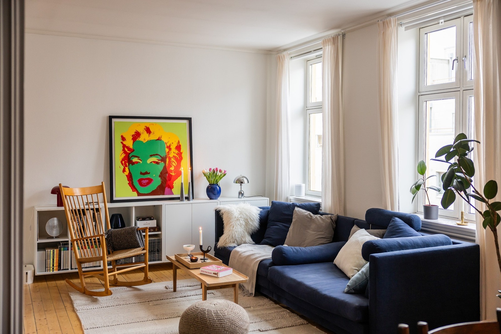 Flere store vinduer gir godt lys og svært bra romfølelse. Galleribilde