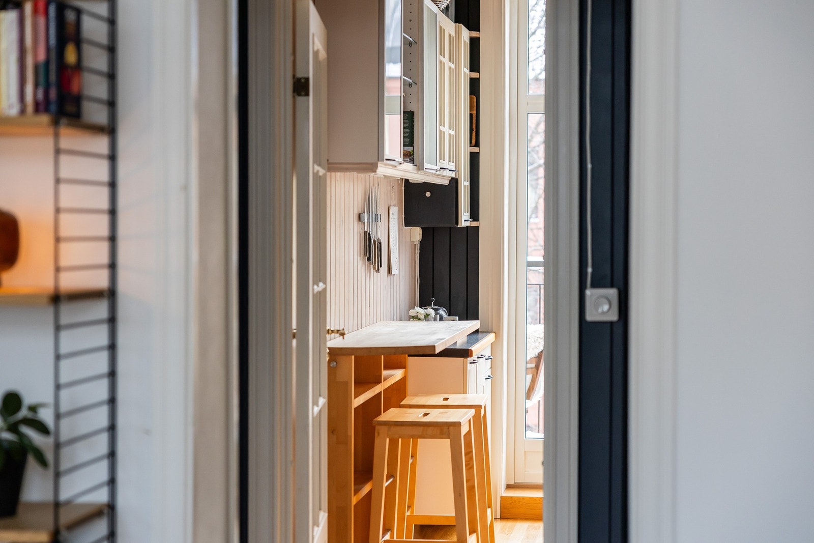 Leiligheten oppleves som meget romslig i forhold til arealet, med en svært velfungerende planløsning og tydelig rominndeling. Galleribilde