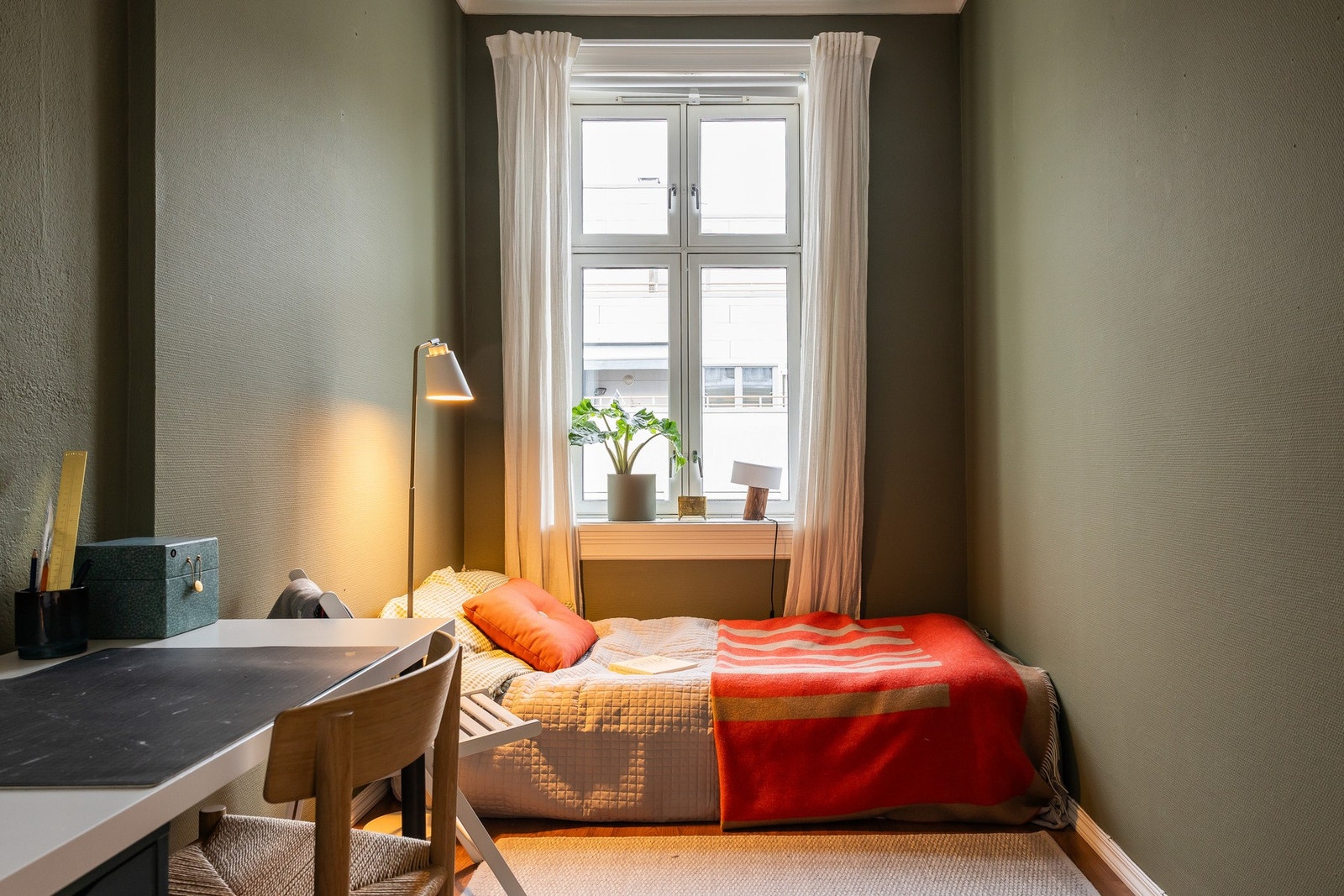 Rommet er malt i en sjarmerende og tidsriktig grønn-farge. Galleribilde