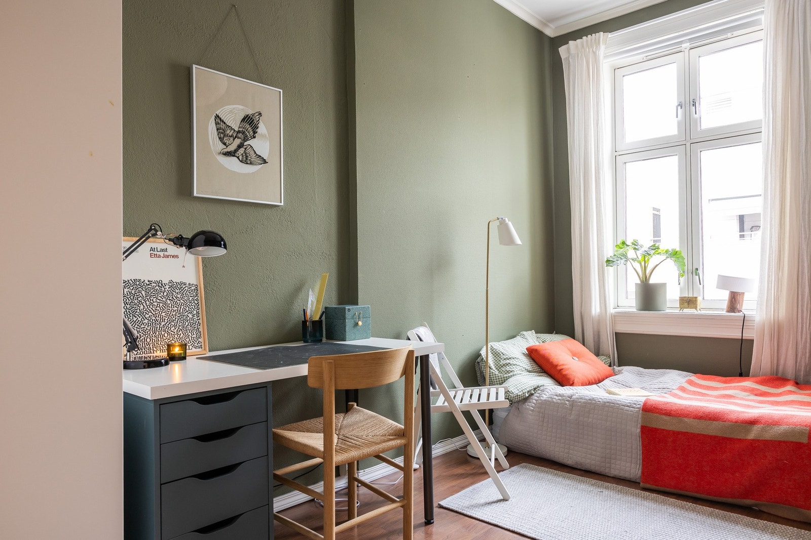 Soverom 2 er også av god størrelse og passer utmerket som kontor, gjesterom eller barnerom. Galleribilde