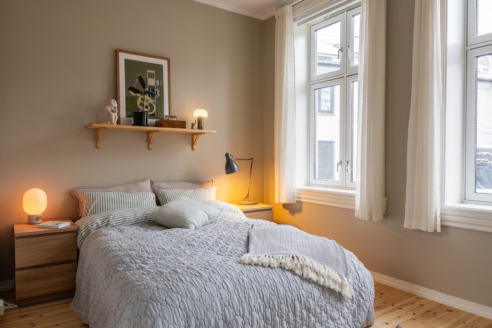 Her er det godt med plass til dobbeltseng med tilhørende nattbord mm. Galleribilde