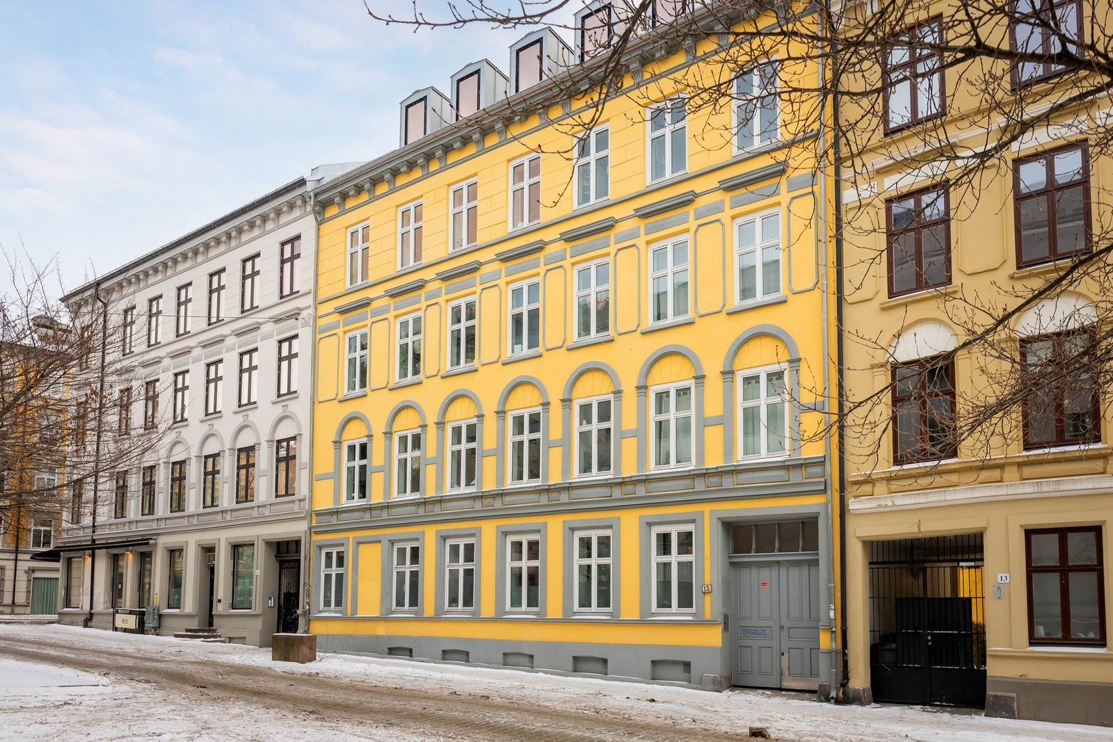 Bygården er klassisk, malt i en lun gul-farge. Galleribilde